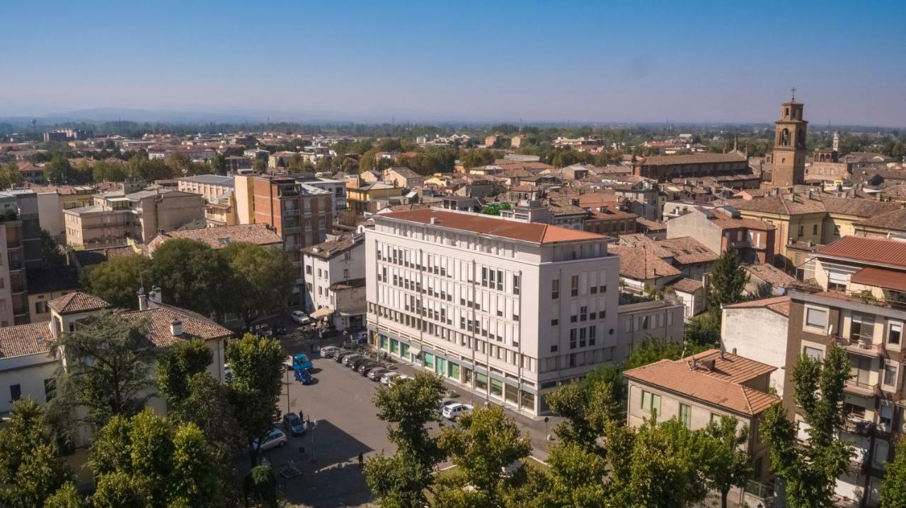 Bnbiz - Coworking Hotel Фйоренцуола-д'Арда Екстер'єр фото